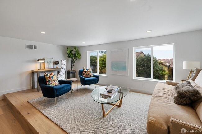 Building Photo - 628 Los Palmos Dr