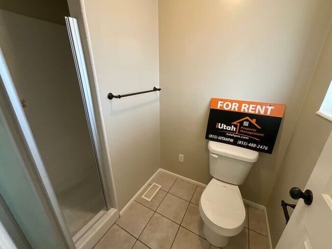 Building Photo - 5 bedroom 3 bath Home 2 car garage- Small dog friendly