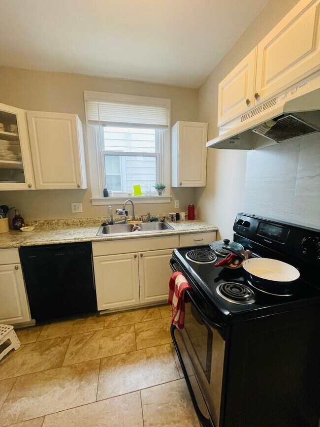 Building Photo - Beautifully Renovated 3bdrm/1.5bth Home Located in Richmond's North-side!