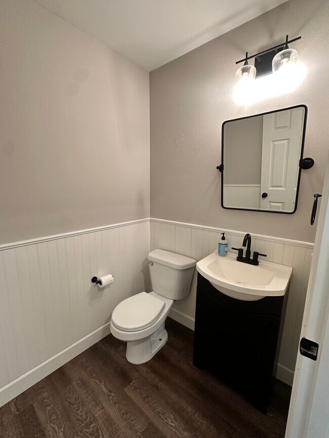Building Photo - Beautiful Spacious Luxury Home
