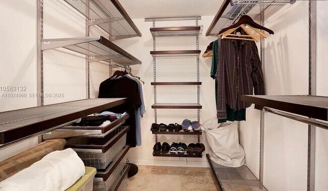 Building Photo - 1555 N Treasure Dr