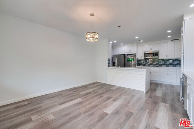 Building Photo - 230 S Catalina Ave