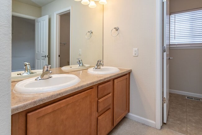 Building Photo - Comfortable Monument Townhome with 2-Car Garage & Easy I-25 Access!!