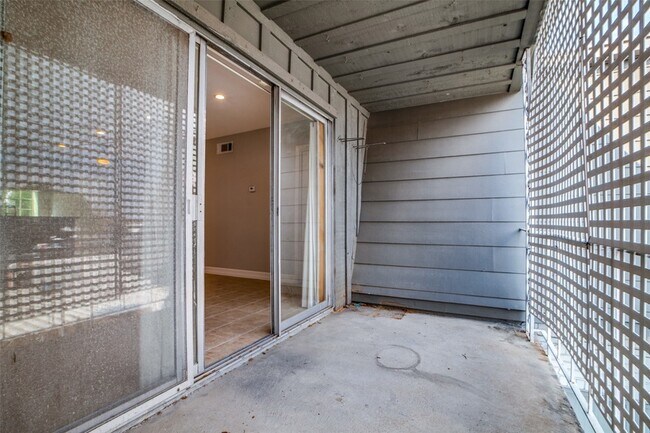 Building Photo - 9025 Rue Cambon St