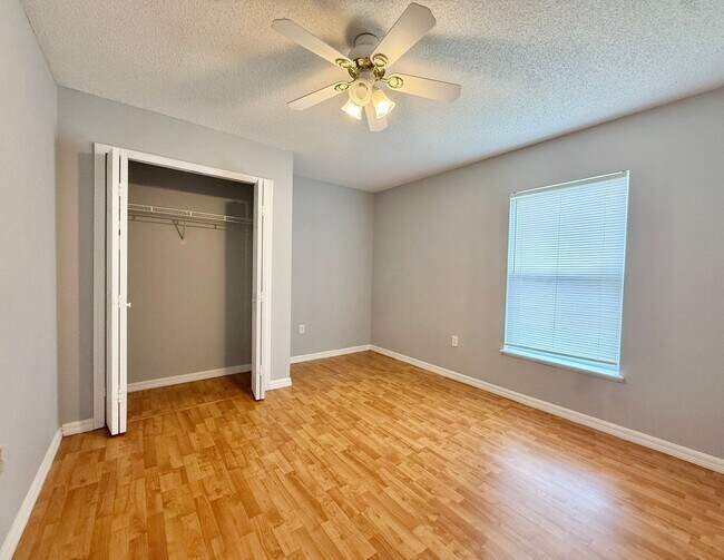 Building Photo - 220 Canterbury Ct