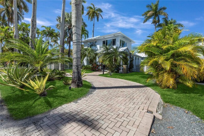 Building Photo - 1121 NE 85th St