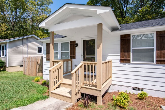 Building Photo - 2bedroom/1 bath home minutes to downtown H...