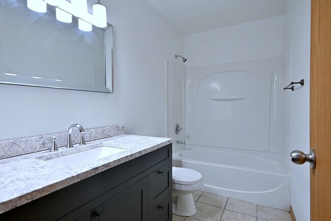 Building Photo - 19 E Pineview Dr