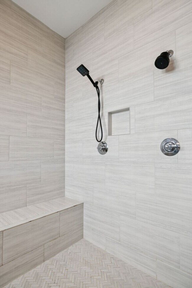 Building Photo - Luxurious living space *Fully furnished an...