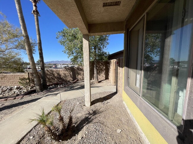 Building Photo - Downstairs 2 bed 1 bath with yard near Silver Creek, $975