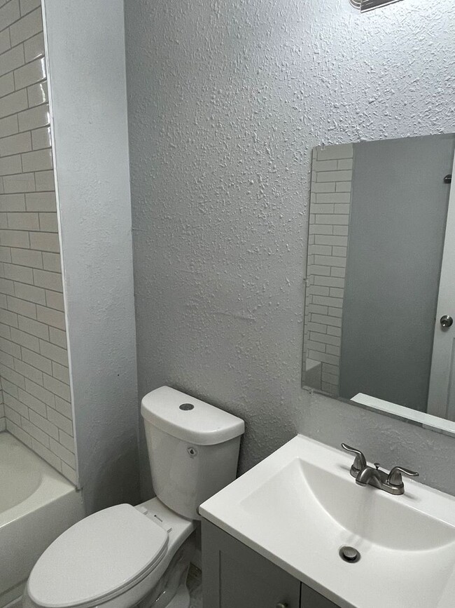 Building Photo - **Move in Ready 4/2 Single Family home