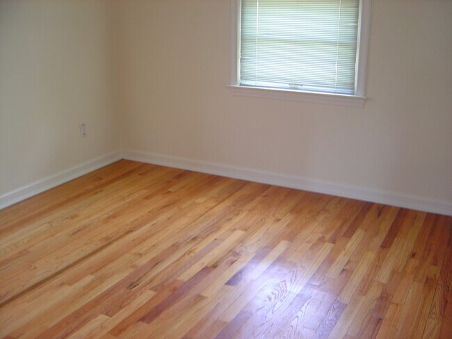 Building Photo - ADORABLE & READY TO RENT- 3 BED, 2 BATH BR...