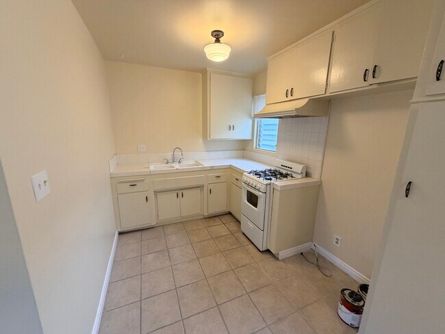 Building Photo - 2608 Vanderbilt Ln