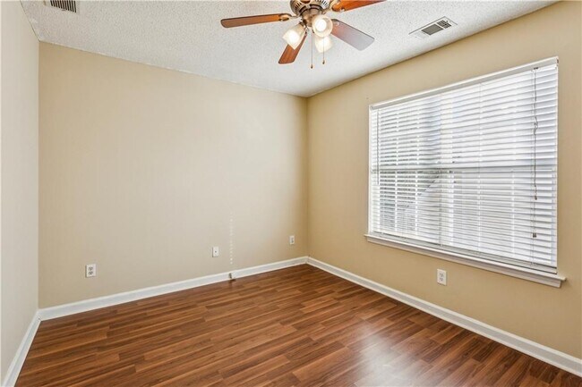 Building Photo - 3025 Vineyard Way