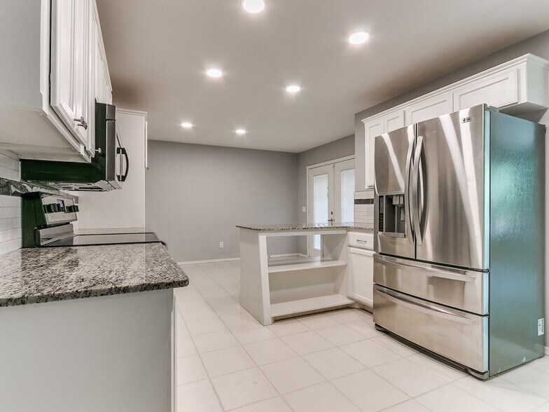 Building Photo - 9906 Mantle Dr