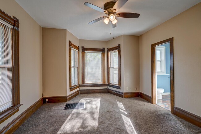 Building Photo - 427 Vernal Ave