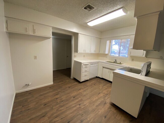 Building Photo - 2530 S Hall St