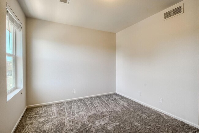 Building Photo - 3 Bed 2.5 Bath End Unit Home with FENCED Y...