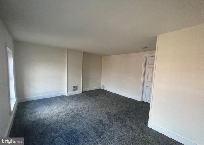 Building Photo - 336 Barclay St