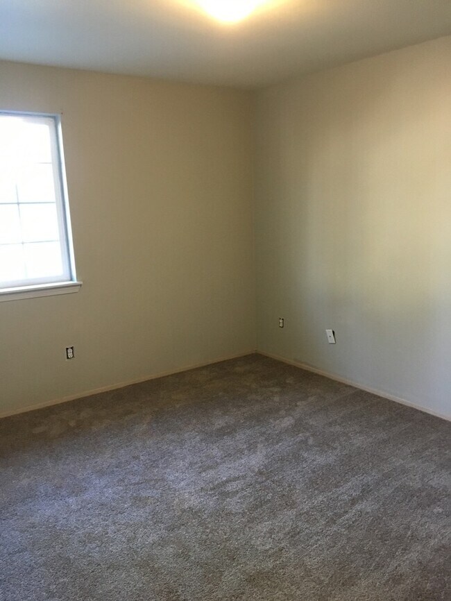 Building Photo - Orting 3bdr 1.5 bath Townhouse w/ garage