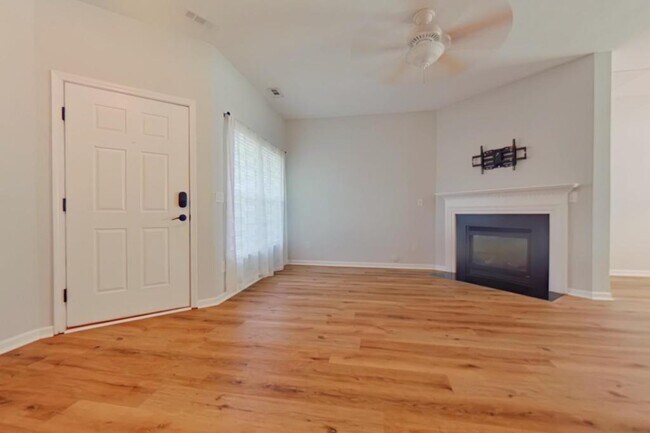 Building Photo - 3926 Fountain Village Cir