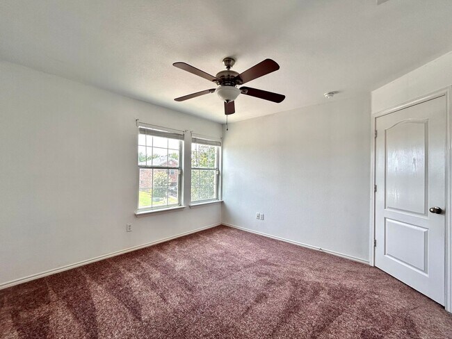 Building Photo - Spacious 4/BR 2.5/BA Home with Large Fence...