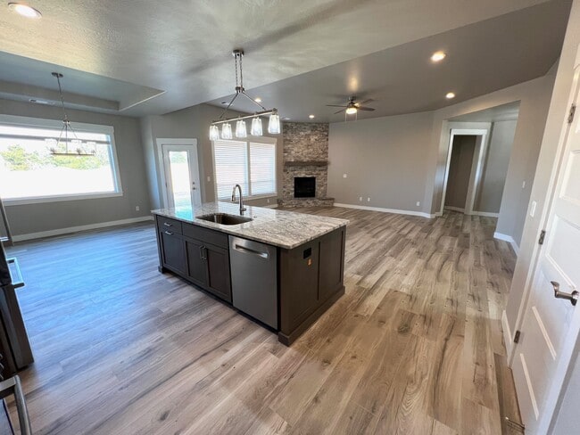 Building Photo - 3021 NW Mount Thielsen Dr