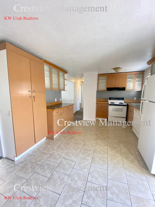 Building Photo - Spacious Home in Magna – Convenient Location!