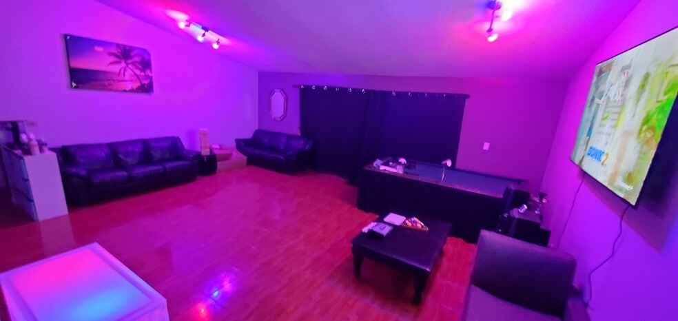 Vibe Lights, 75" Smart Movie Tv, Couches, Pool Table, Hookahs - 2665 Bay Leaf Dr