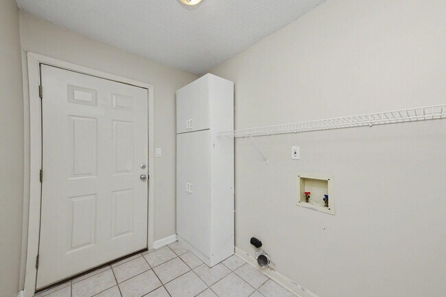 Building Photo - 6 Pinehurst Dr