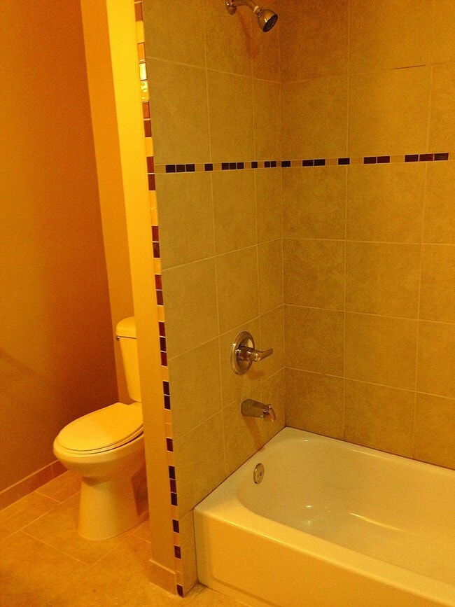 Building Photo - Victory 3414