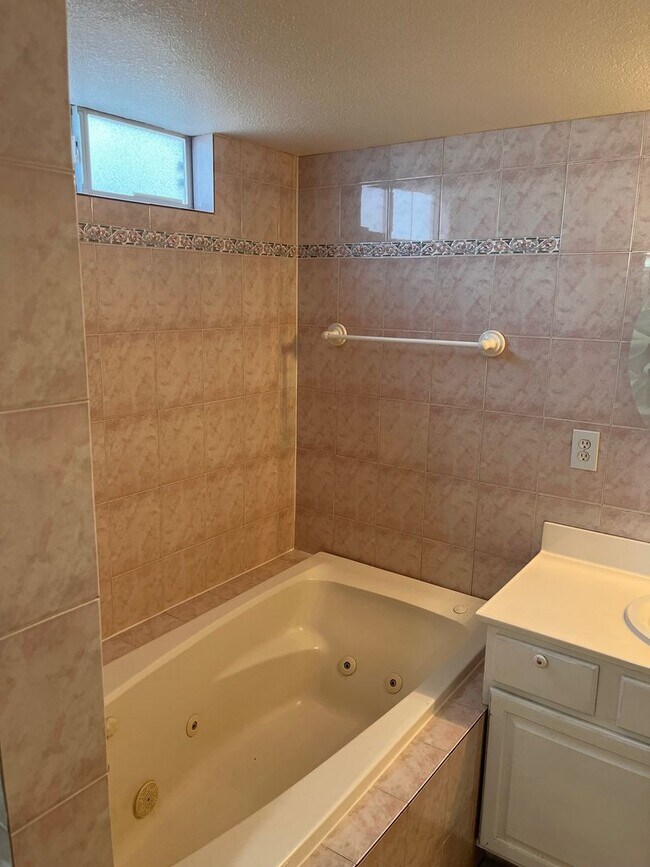 Building Photo - Mannetta Lane Condo / 2 BR - 1st Floor