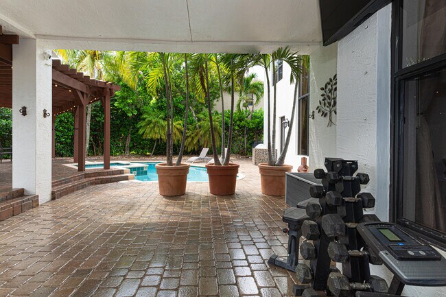 Building Photo - 10703 Versailles Blvd