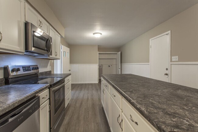 Building Photo - Gorgeous 3 Bedroom Home located near the new HYVEE!