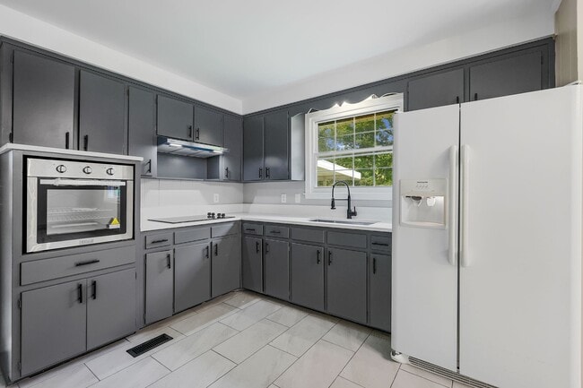 Building Photo - 3 Bedroom 2 Bath Home For Rent Near Downtown!