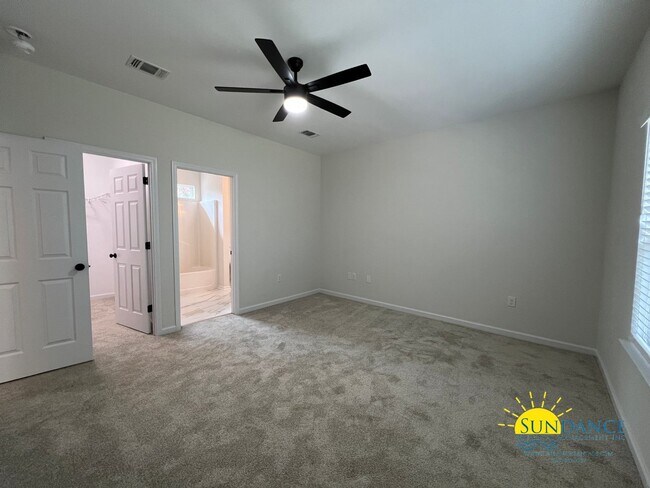 Building Photo - 3 Bedroom Smart Solar Home in Crestview!