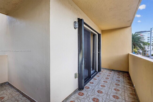 Building Photo - 2924 Collins Ave