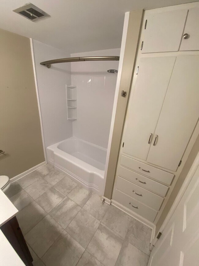 Building Photo - 4 Bedroom - Upper Arlington