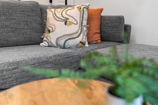 Building Photo - Stylish & Turnkey Furnished 2-BR Daylight Basement Apartment – Utilities + Wi-Fi Included