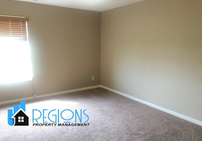 Building Photo - Beautiful 5BR 3.5 bathroom house in North East Normal. Large fenced in back yard.