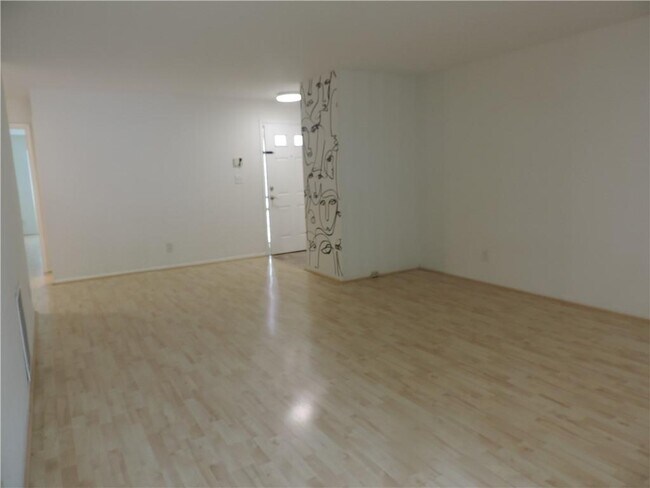 Building Photo - 68 Springhedge Ct St