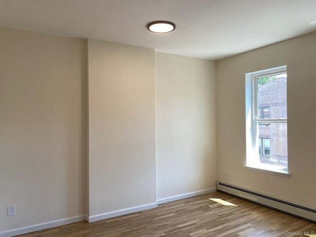 Building Photo - 537 Warburton Ave