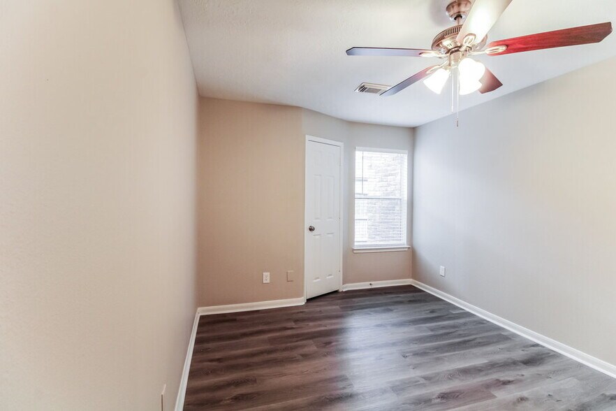 Building Photo - 410 Cedar Lake Dr