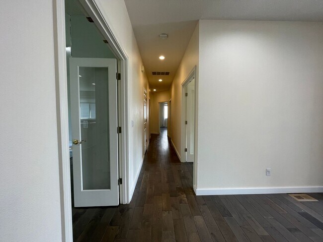 Building Photo - Custom Traditional Home in Montreux Neighborhood 3Bd/2Ba Home with 3 Car Garage!! Close to Cedar ...