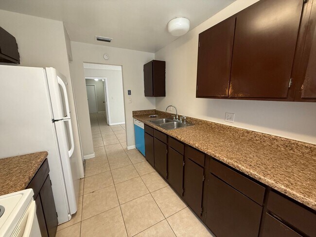 Building Photo - 1001 Spring Meadow Dr
