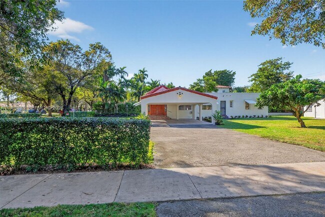 Building Photo - 1305 Alhambra Cir