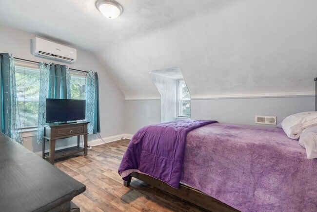 Building Photo - Welcome to this beautifully maintained 4-b...