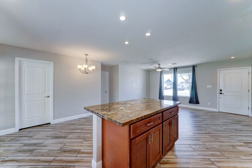 Building Photo - 1716 W Villa Theresa Dr