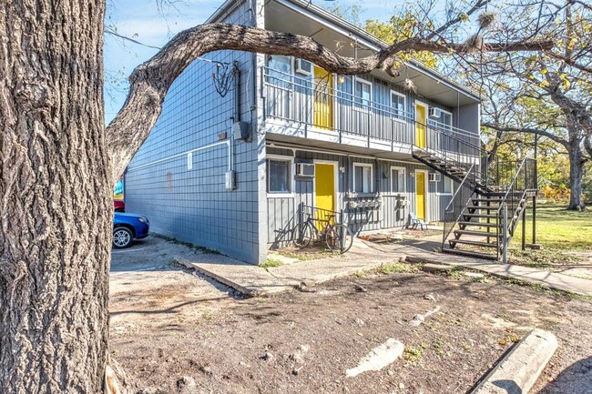 Building Photo - 903 Springdale Rd