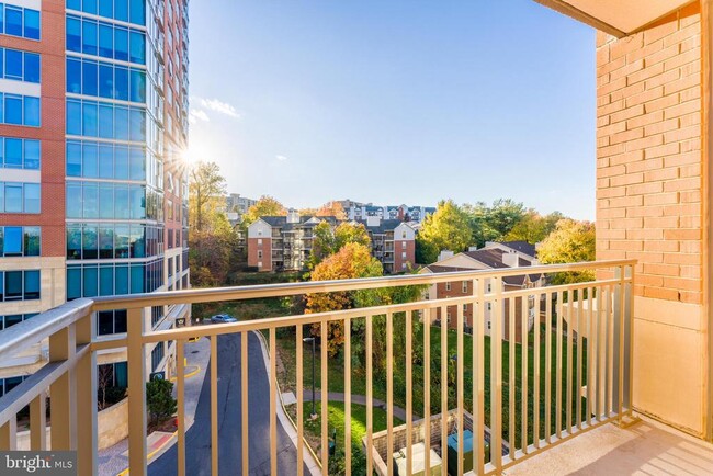 Building Photo - 8220 Crestwood Heights Dr